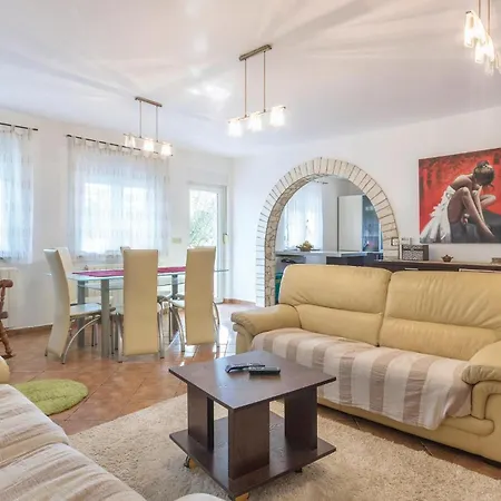 Apartmán Awesome In With Swimming Pool
